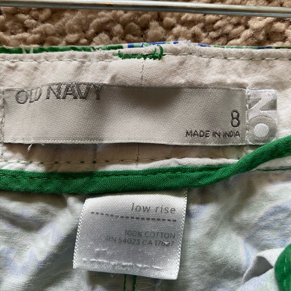 old navy geometric patterned low rise shorts size 8 - Picture 3 of 3